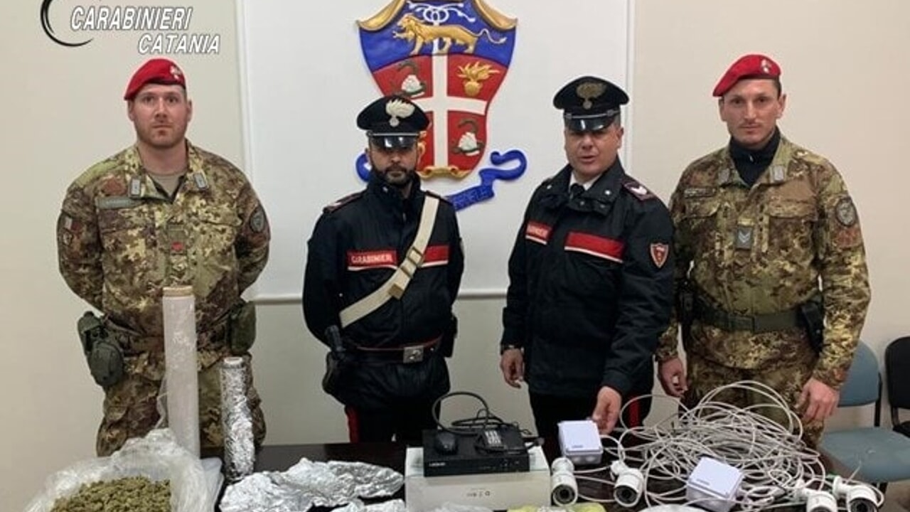 Paternò, getta droga sulla terrazza del vicino per sfuggire ai carabinieri: arrestato