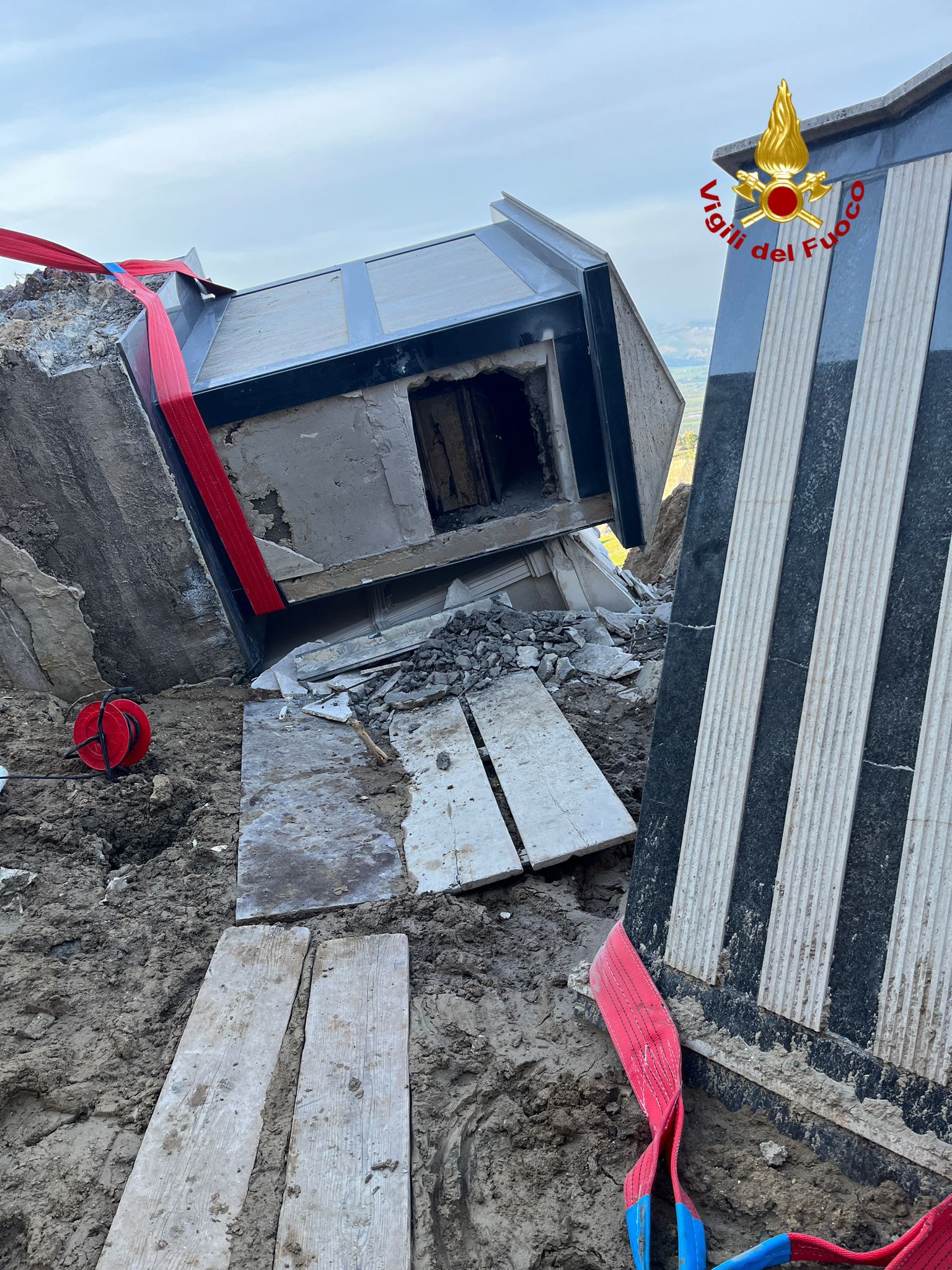 Maltempo a Mineo, conclusa prima fase di messa in sicurezza del cimitero [FOTO]