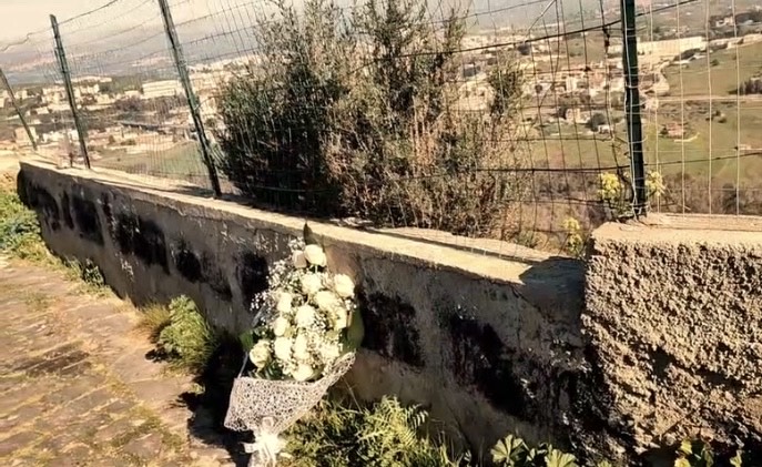 Agrigento, 17 rose bianche per ricordare Alice: “Un angelo che non riusciamo a vedere”