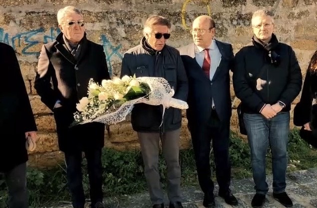 Agrigento, 17 rose bianche per ricordare Alice: “Un angelo che non riusciamo a vedere”