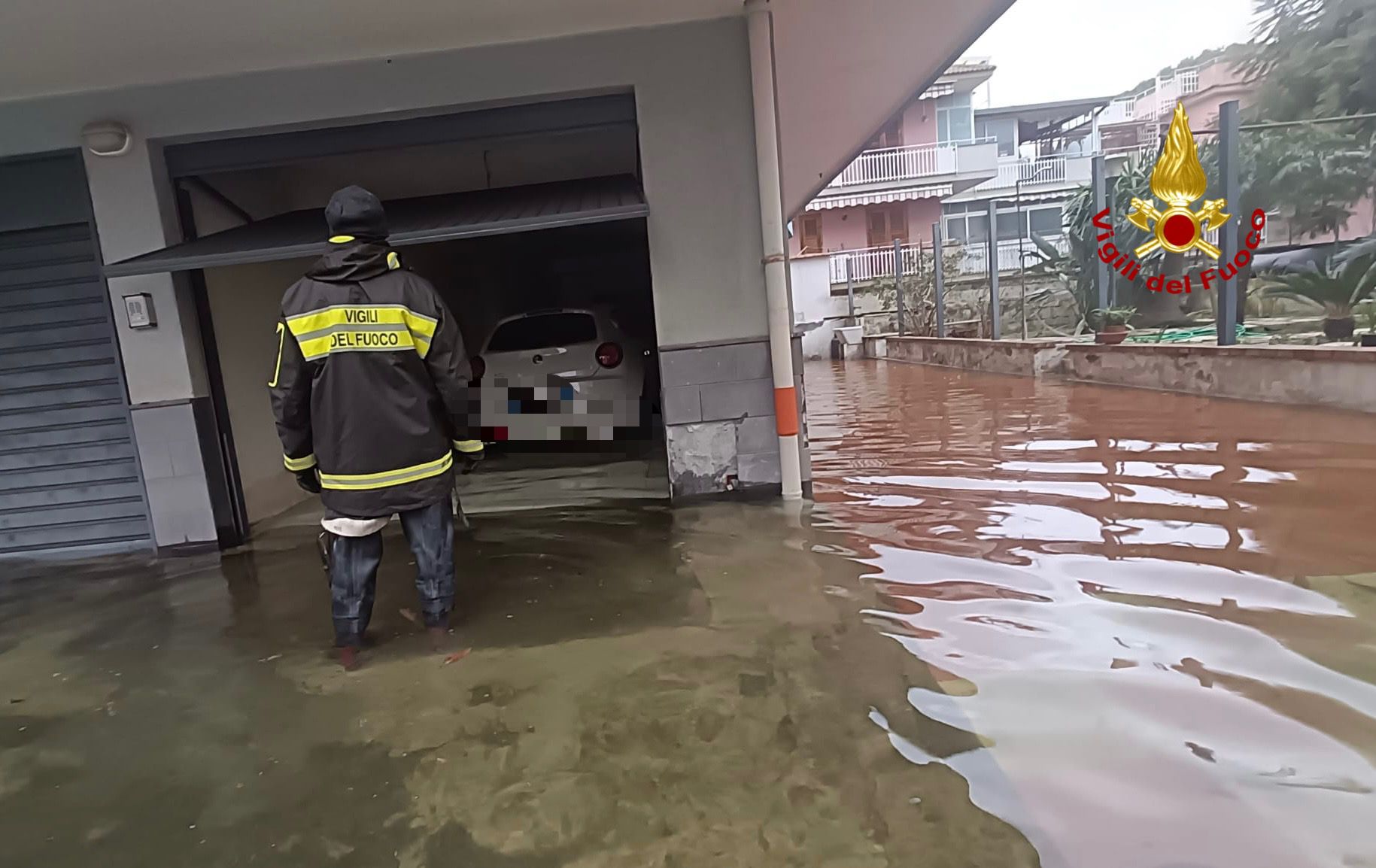 Maltempo, paura a Riposto: condominio interamente ricoperto d’acqua