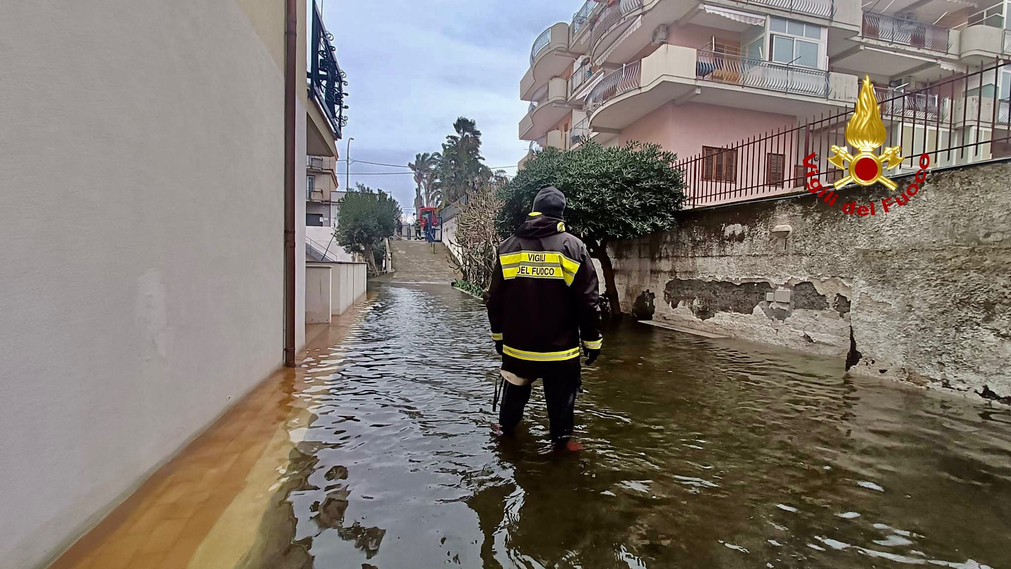 Maltempo, paura a Riposto: condominio interamente ricoperto d’acqua