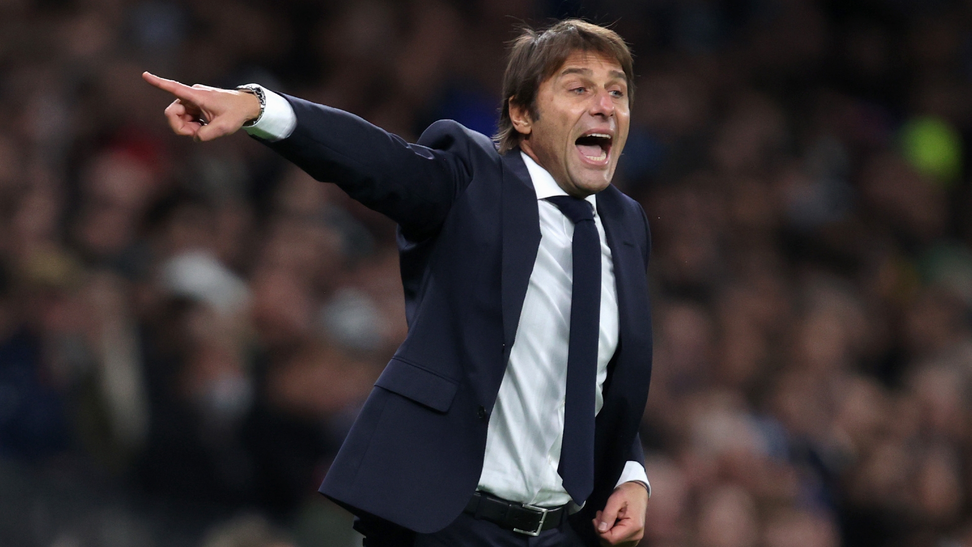 Calcio, paura per Antonio Conte: forti dolori addominali, deve operarsi