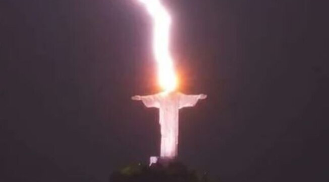 Immagini pirotecniche dal Brasile: un fulmine colpisce il Cristo Redentore a Rio de Janeiro