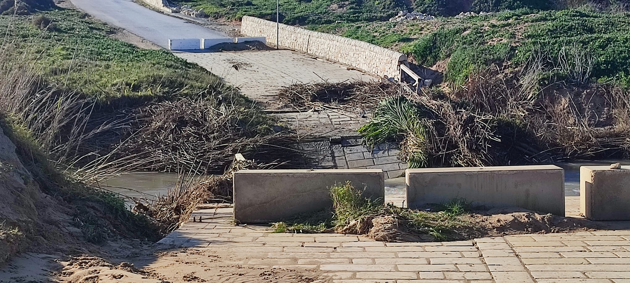 Maltempo in Sicilia, spazzato via il ponte sul fiume Ippari: era chiuso da tempo