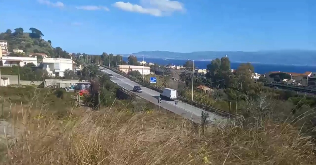 Frazione dell’umido a Mili, gli abitanti fanno muro: “Saremo invasi dai rifiuti” – FOTO