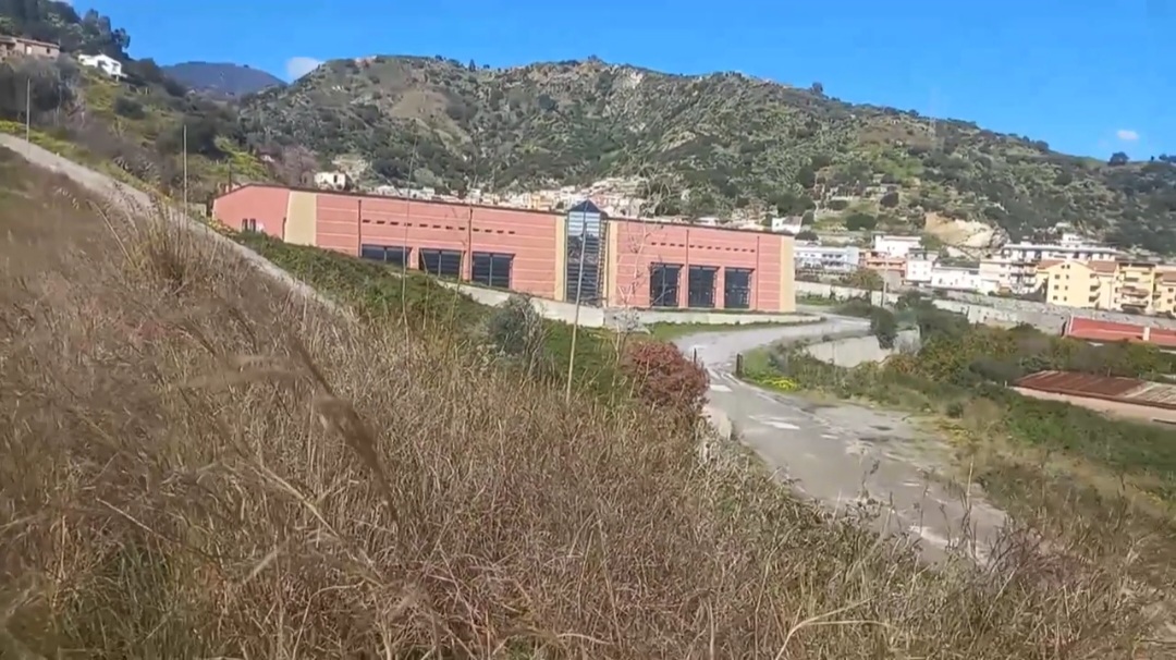 Frazione dell’umido a Mili, gli abitanti fanno muro: “Saremo invasi dai rifiuti” – FOTO