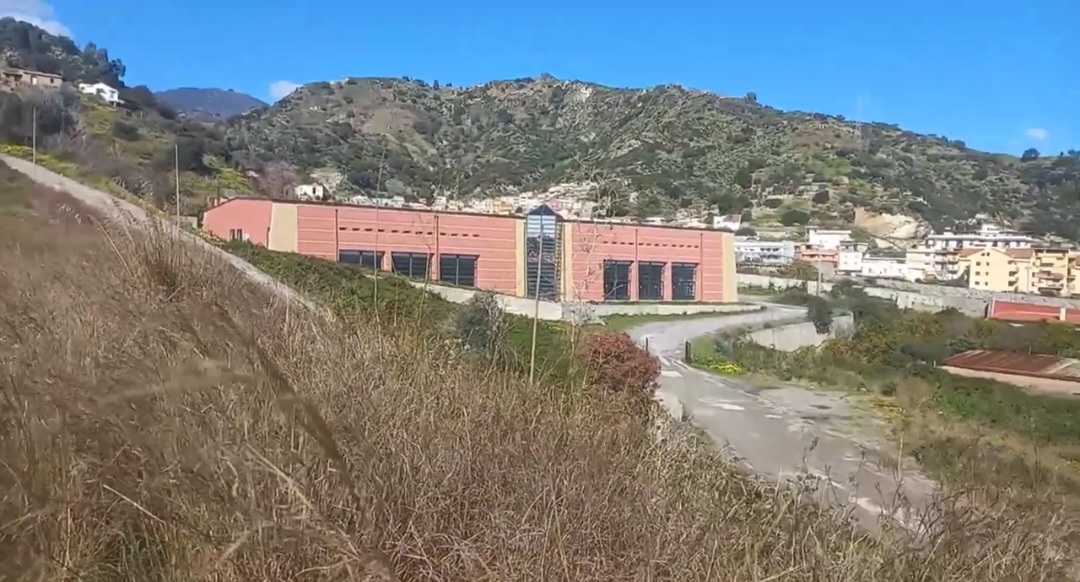 Frazione dell’umido a Mili, gli abitanti fanno muro: “Saremo invasi dai rifiuti” – FOTO