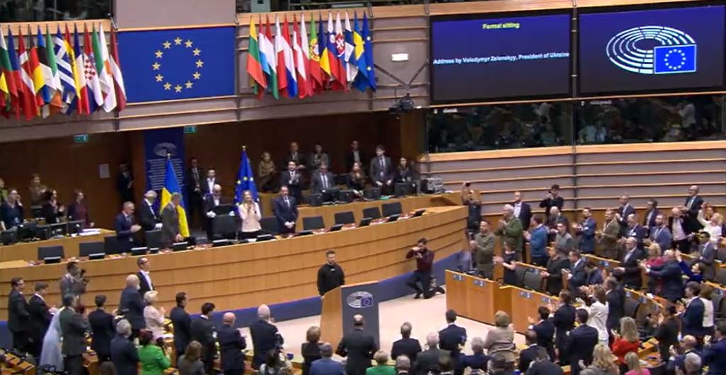 Zelensky, le aspirazioni europee dell’Ucraina e la doppia standing ovation al Parlamento Ue