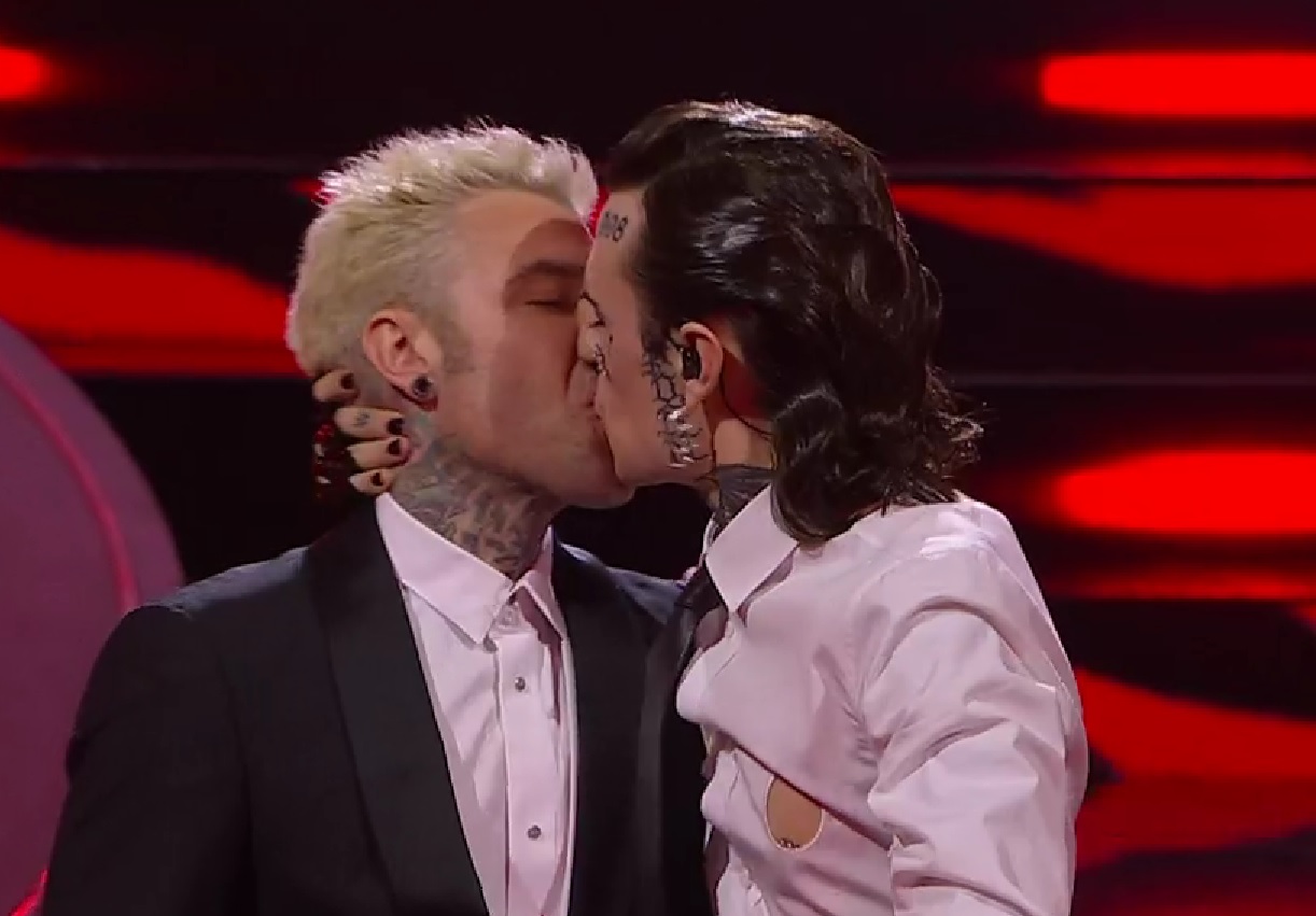 Sanremo 2023, esposto per atti osceni contro Fedez e Rosa Chemical