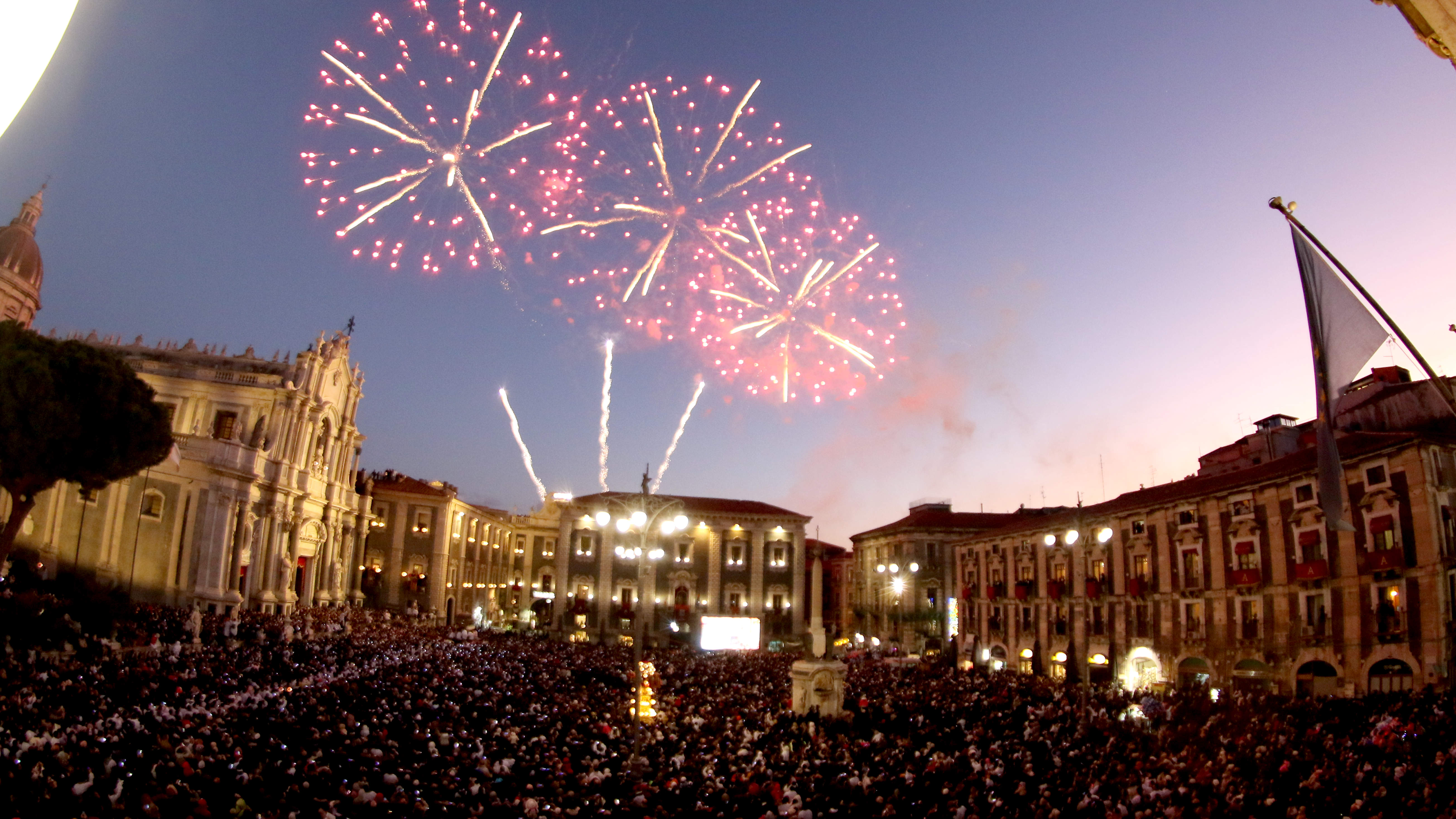 Sant’Agata 2023, il giro interno: la martire esce dalla Cattedrale – FOTO e VIDEO