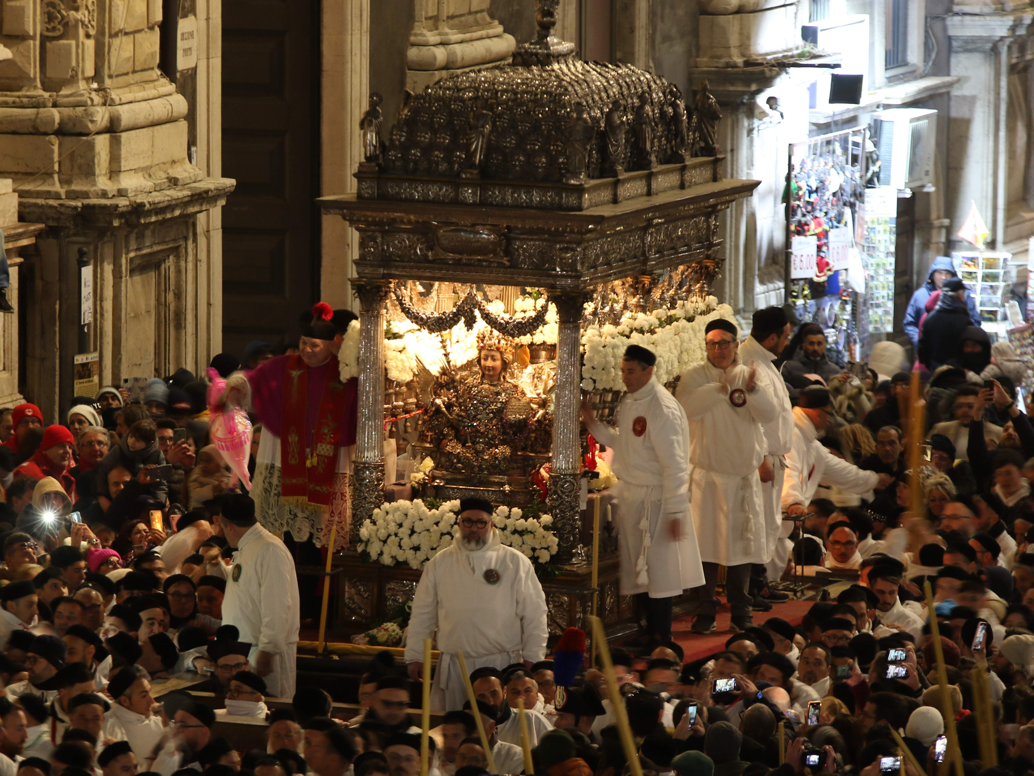 Sant’Agata 2023, il giro interno: la martire esce dalla Cattedrale – FOTO e VIDEO