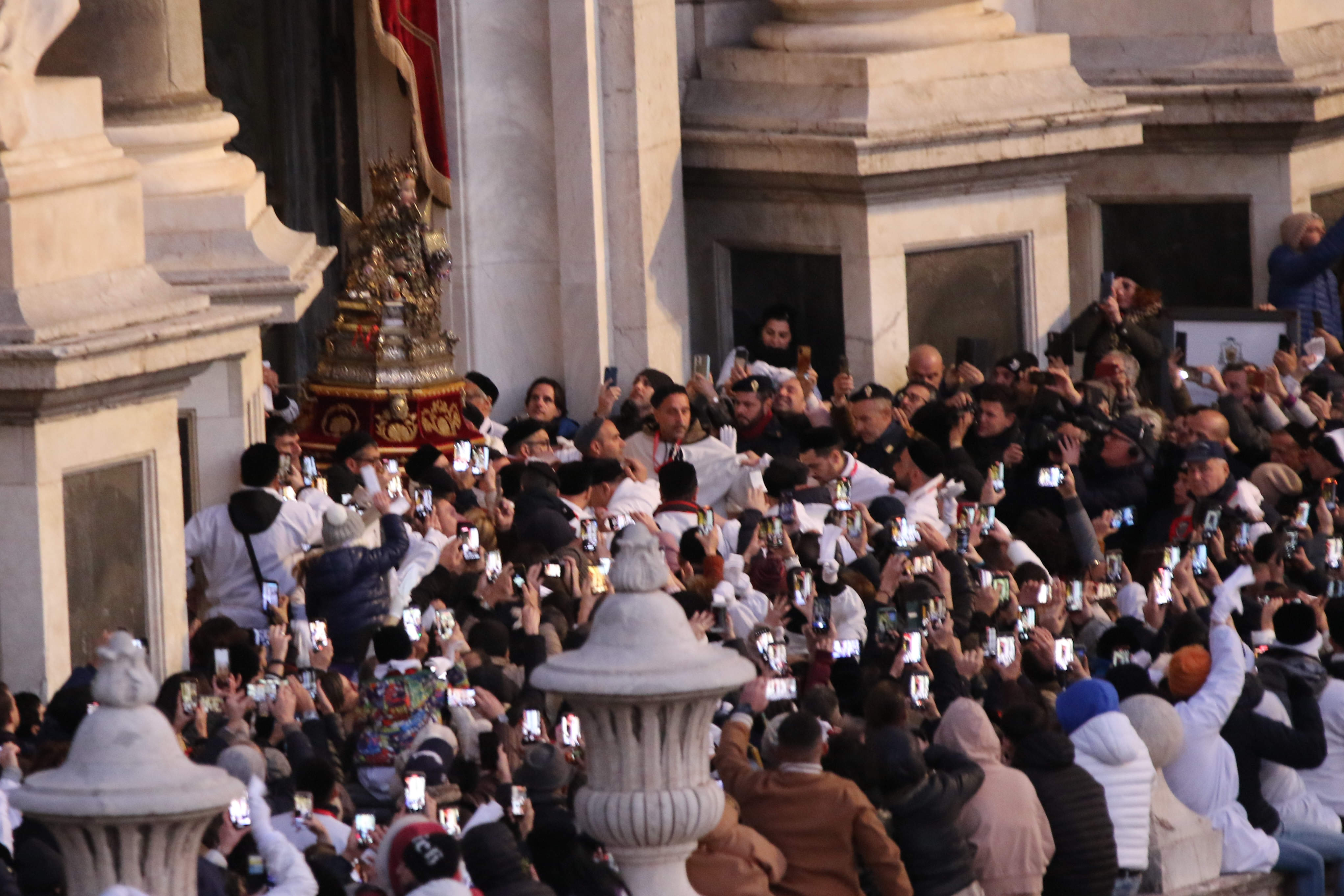 Galleria foto 'Sant’Agata 2023, il giro interno: la martire esce dalla Cattedrale – FOTO e VIDEO' - foto 15