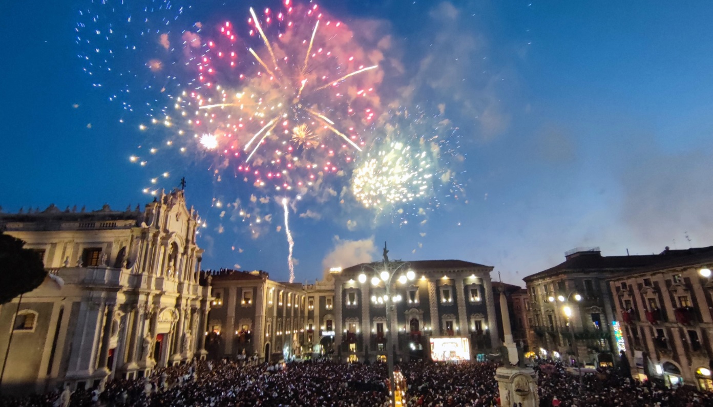 Sant’Agata 2023, il giro interno: la martire esce dalla Cattedrale – FOTO e VIDEO