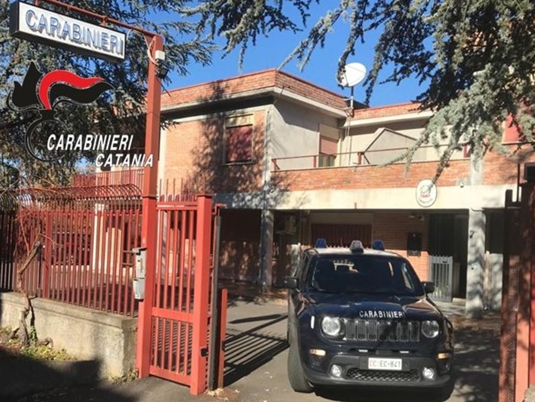 Mobili distrutti e oggetti rubati in casa, ladri “beccati” dalle telecamere