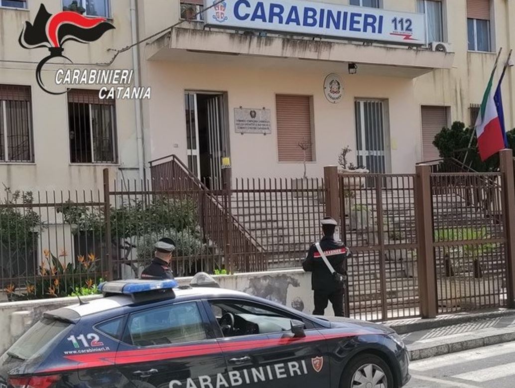 Un ladro dai gusti “raffinati”, ruba BMW 320 al centro commerciale ma viene arrestato