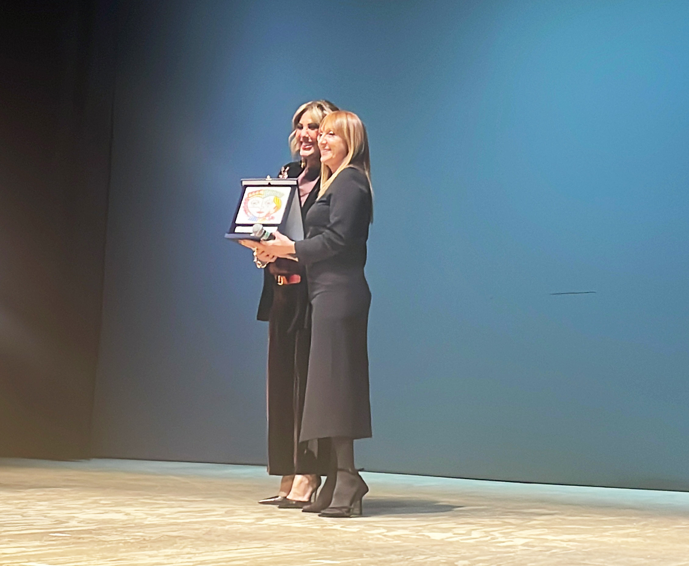 Catania, al teatro Ambasciatori “Il coraggio delle donne”: premiata anche Raffaella Tregua Catania, al teatro Ambasciatori “Il coraggio delle donne”: premiata anche Raffaella Tregua