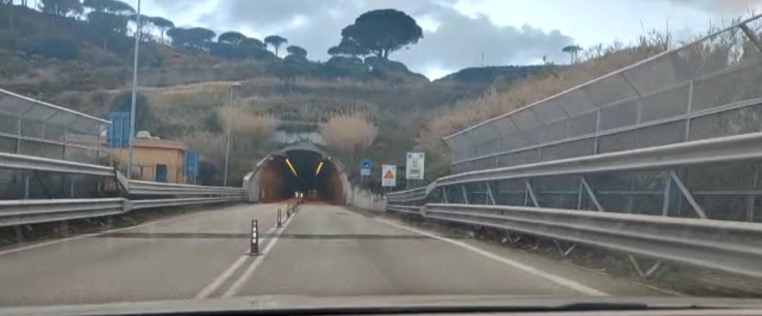 Galleria San Jachiddu, un chilometro “da incubo” tra voragini e disagi – FOTO