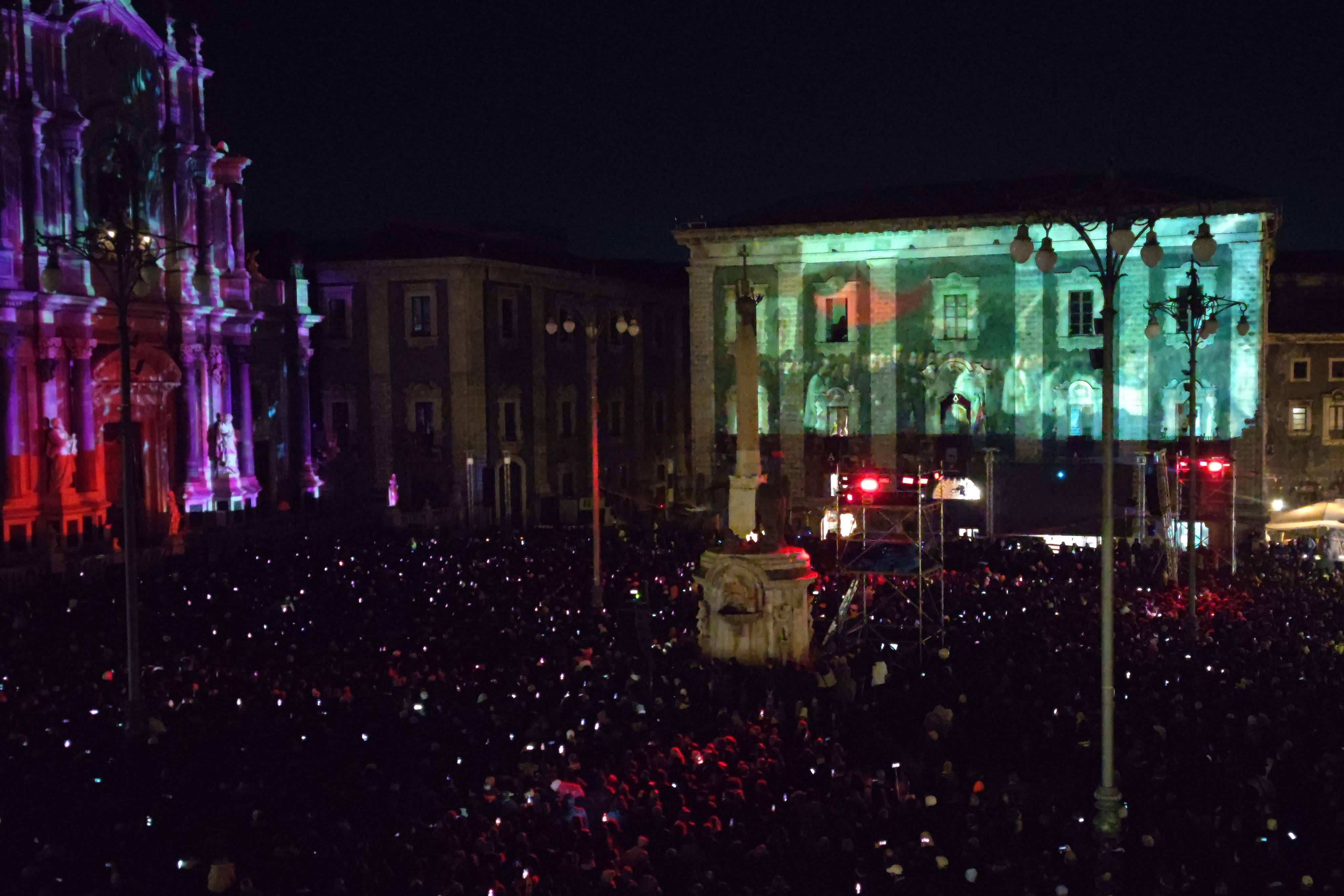 Sant’Agata 2023, lo spettacolo dei fuochi della “Sira ‘o Tri”: guarda le FOTO