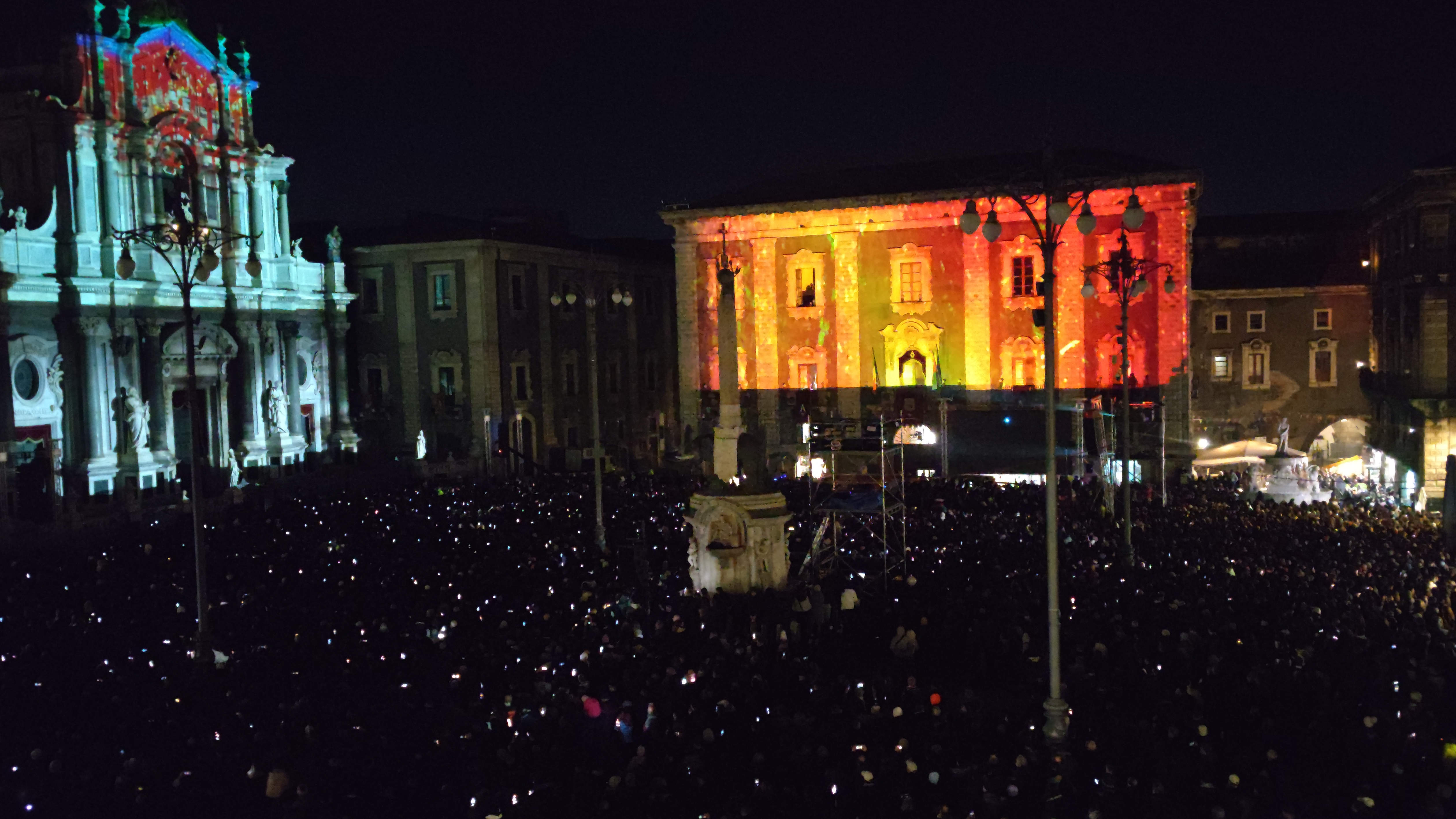 Sant’Agata 2023, lo spettacolo dei fuochi della “Sira ‘o Tri”: guarda le FOTO