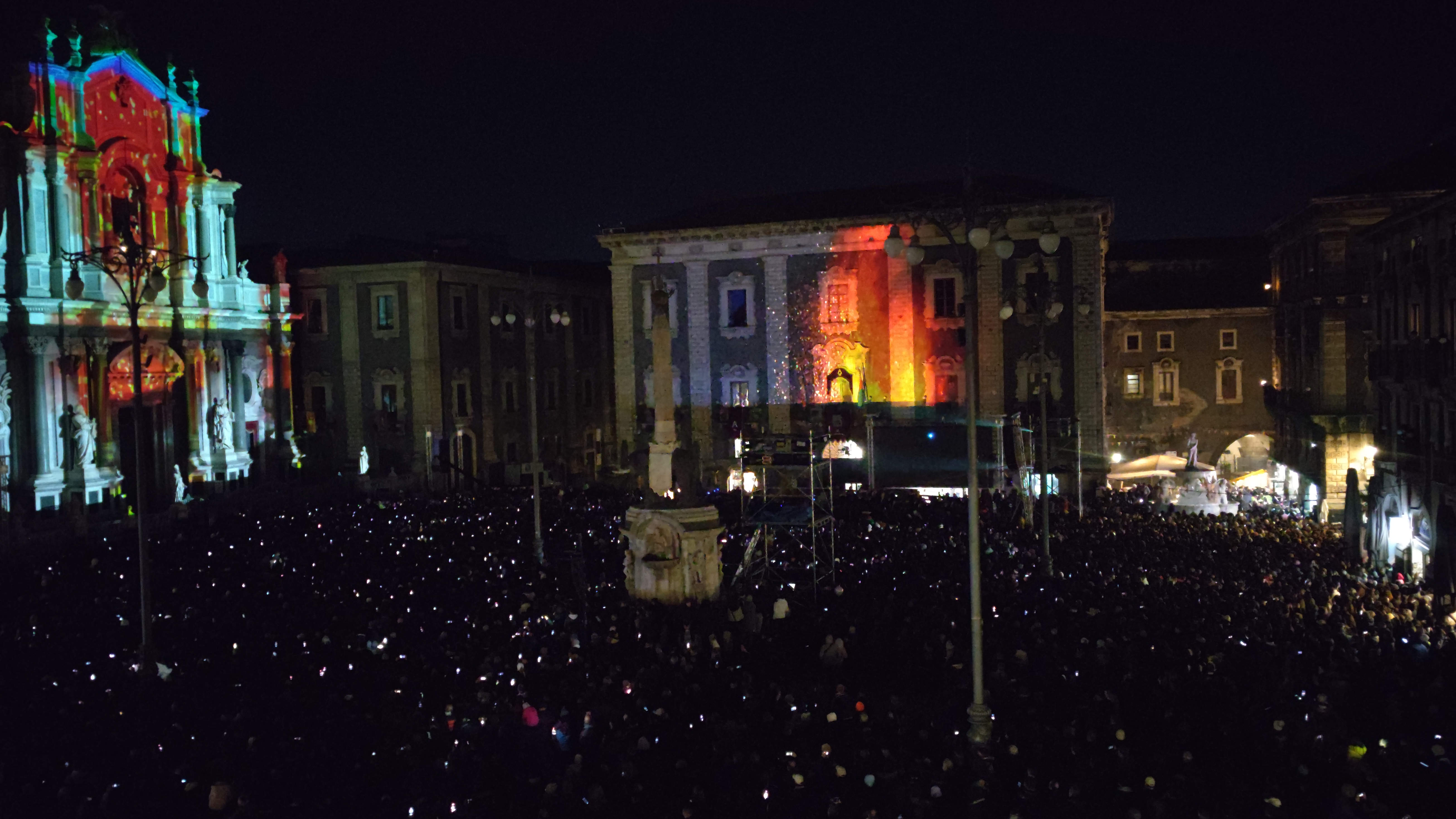 Sant’Agata 2023, lo spettacolo dei fuochi della “Sira ‘o Tri”: guarda le FOTO