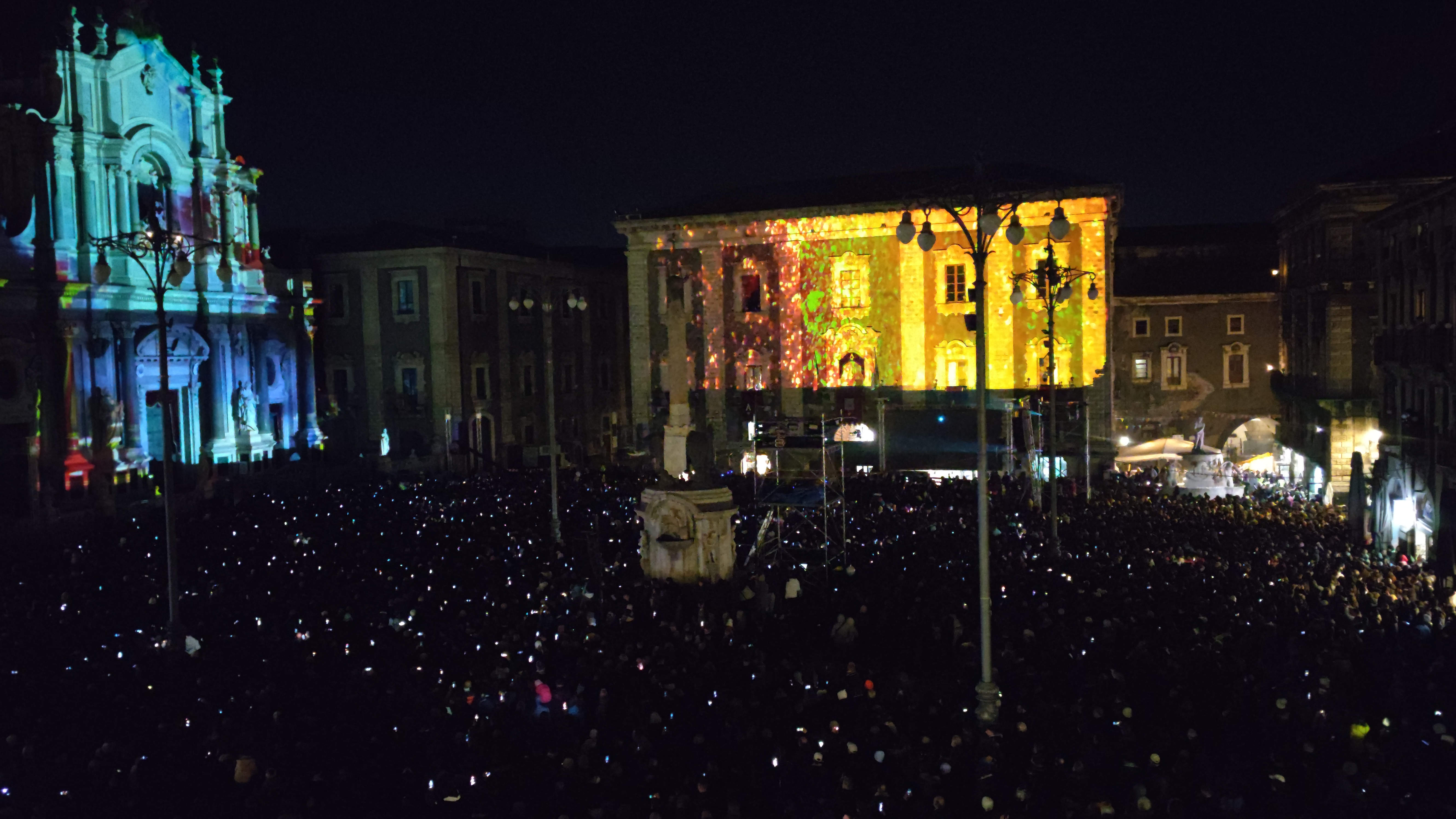 Sant’Agata 2023, lo spettacolo dei fuochi della “Sira ‘o Tri”: guarda le FOTO