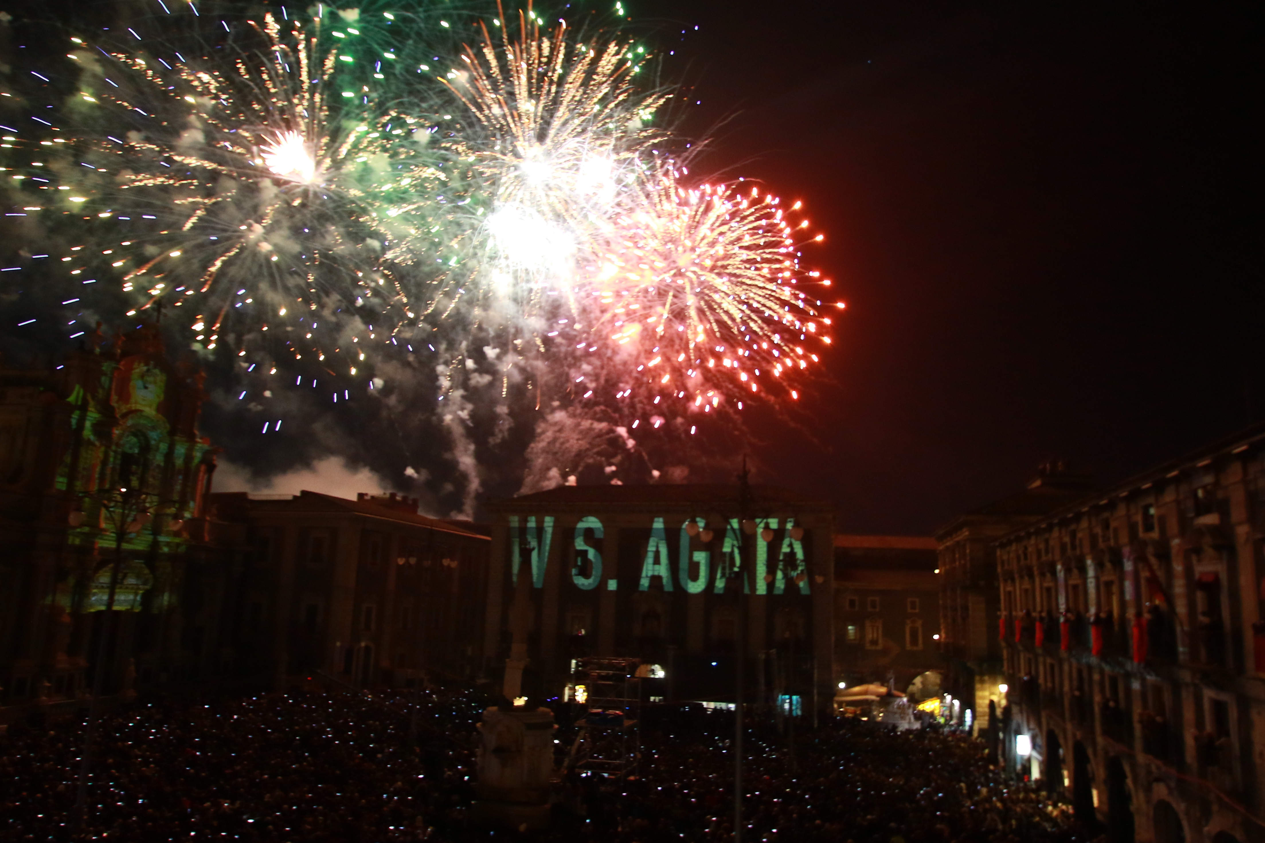 Sant’Agata 2023, lo spettacolo dei fuochi della “Sira ‘o Tri”: guarda le FOTO