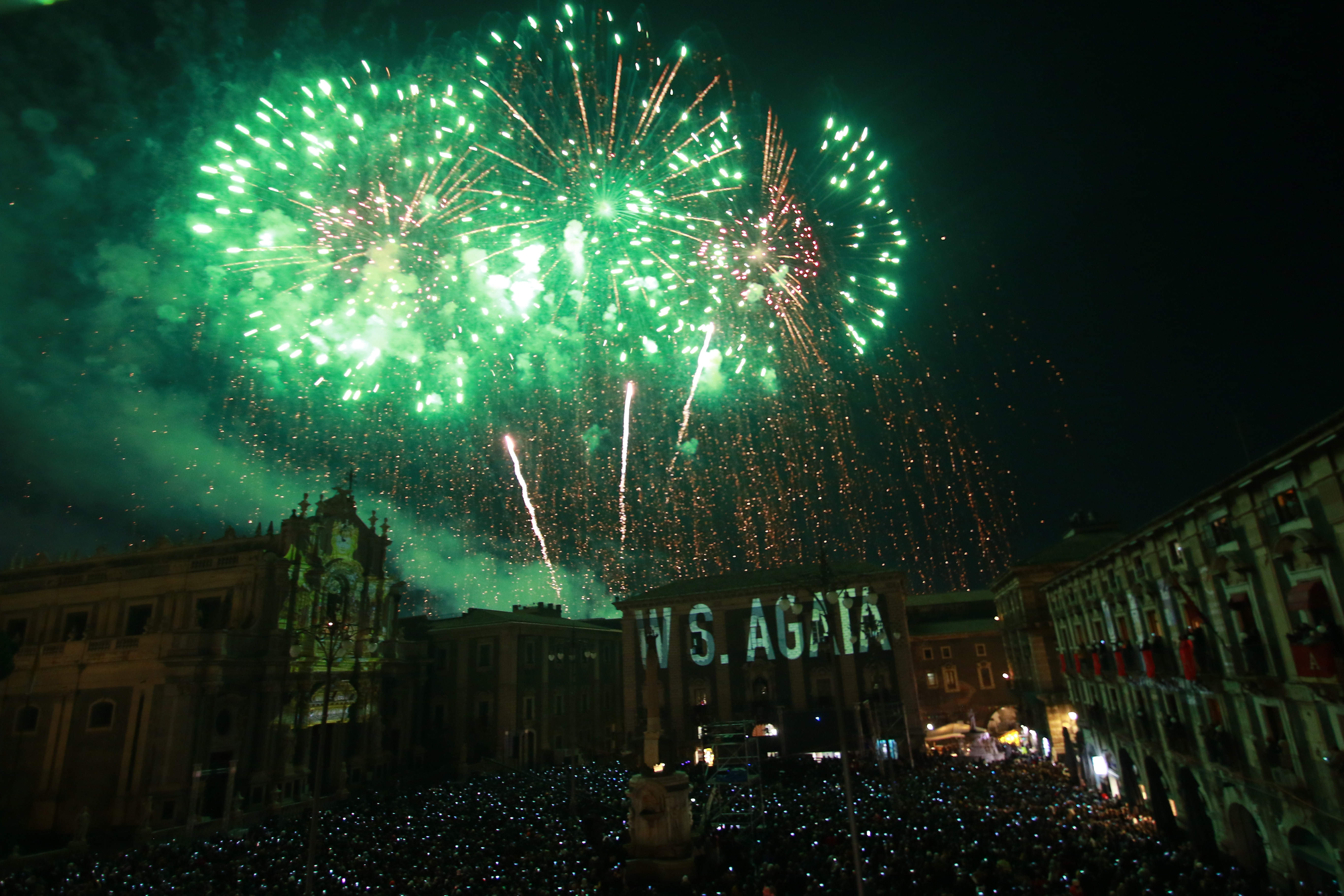Sant’Agata 2023, lo spettacolo dei fuochi della “Sira ‘o Tri”: guarda le FOTO