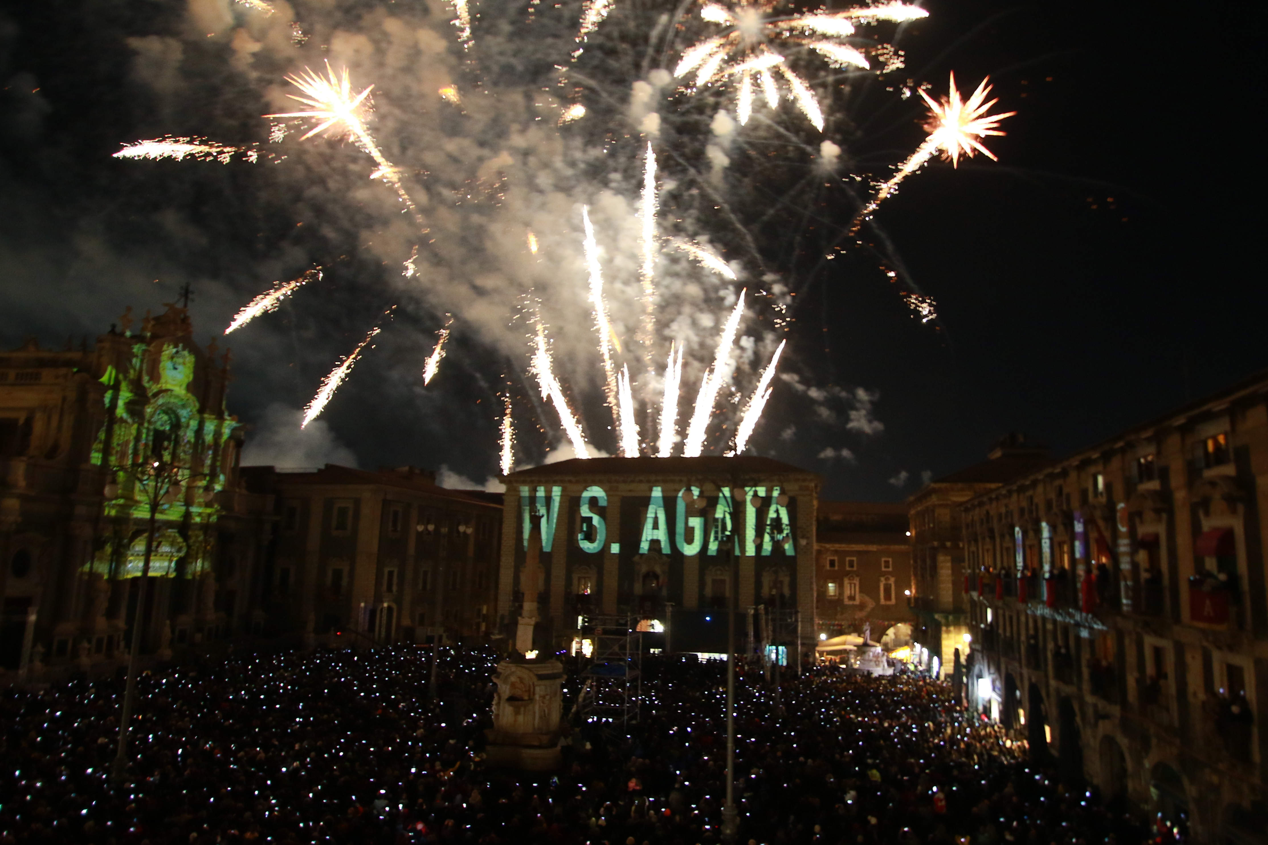 Sant’Agata 2023, lo spettacolo dei fuochi della “Sira ‘o Tri”: guarda le FOTO