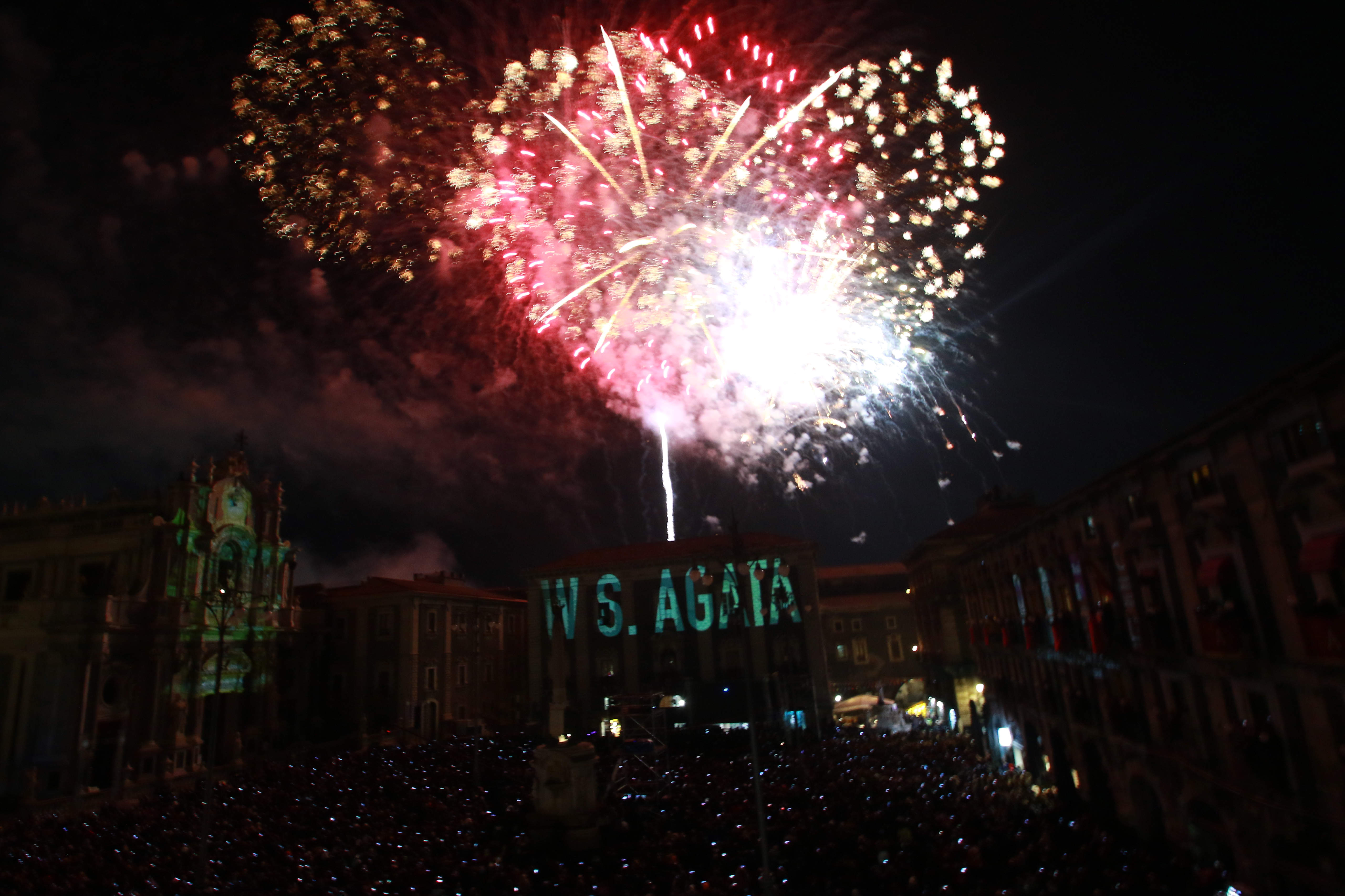 Sant’Agata 2023, lo spettacolo dei fuochi della “Sira ‘o Tri”: guarda le FOTO