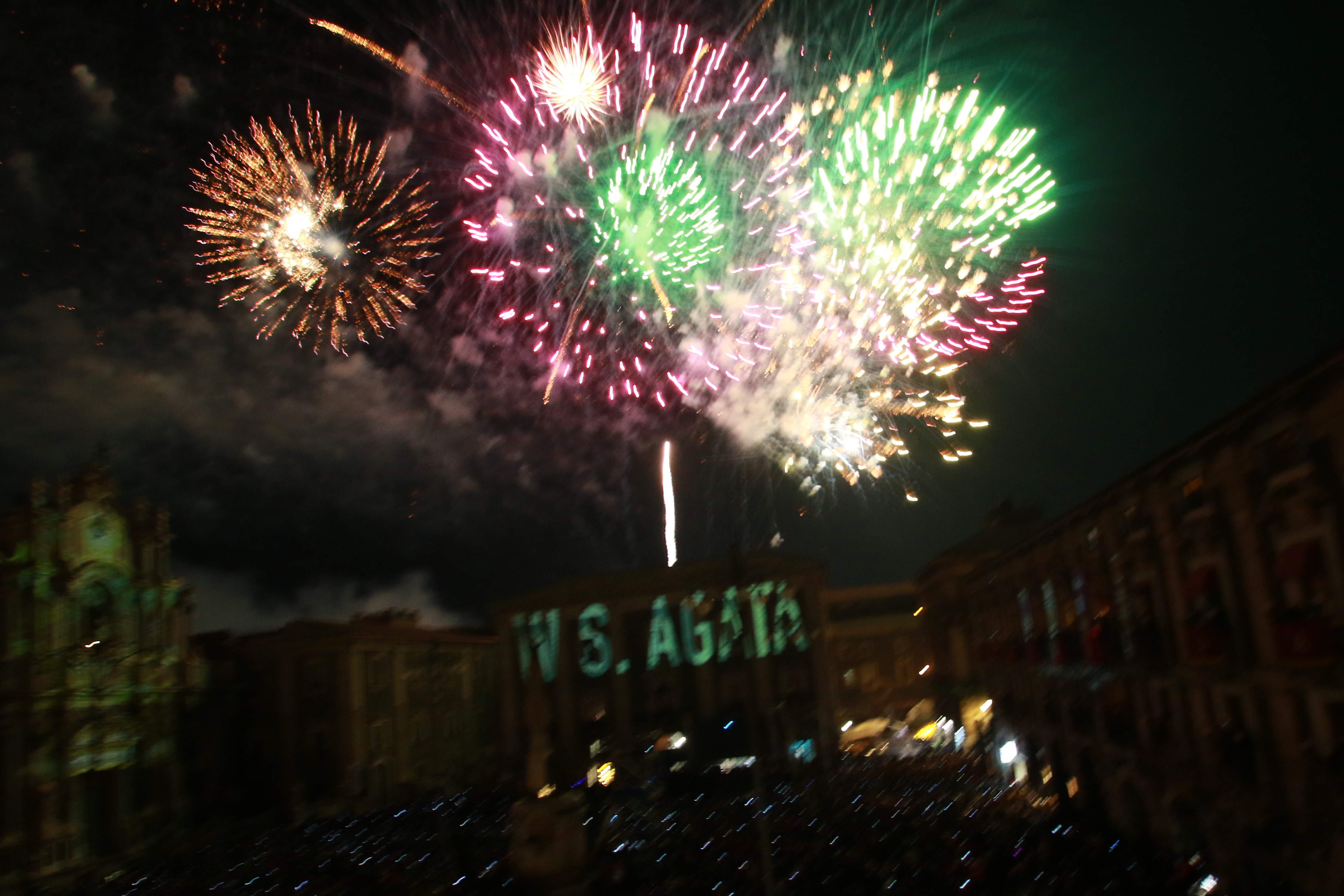 Sant’Agata 2023, lo spettacolo dei fuochi della “Sira ‘o Tri”: guarda le FOTO