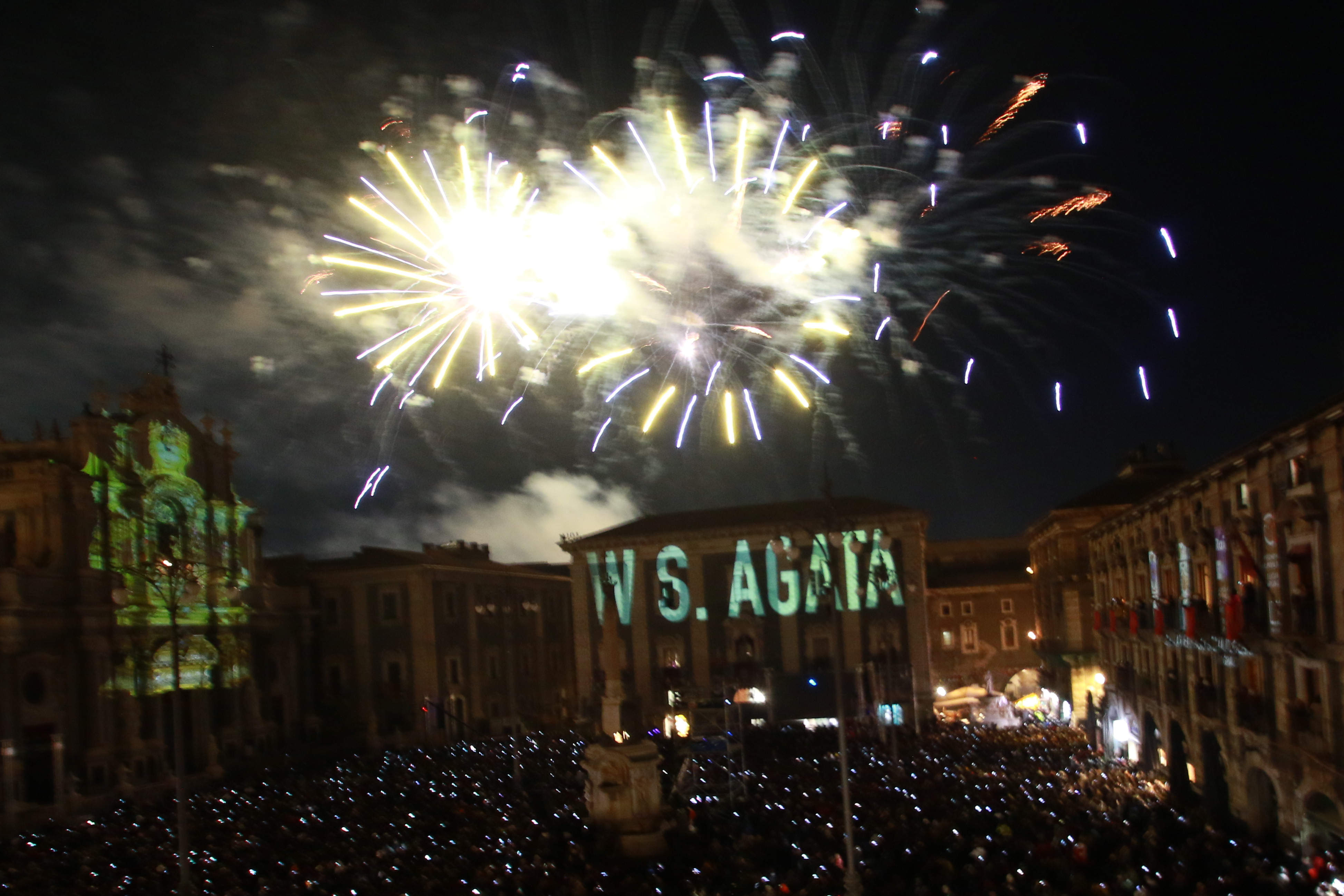 Sant’Agata 2023, lo spettacolo dei fuochi della “Sira ‘o Tri”: guarda le FOTO