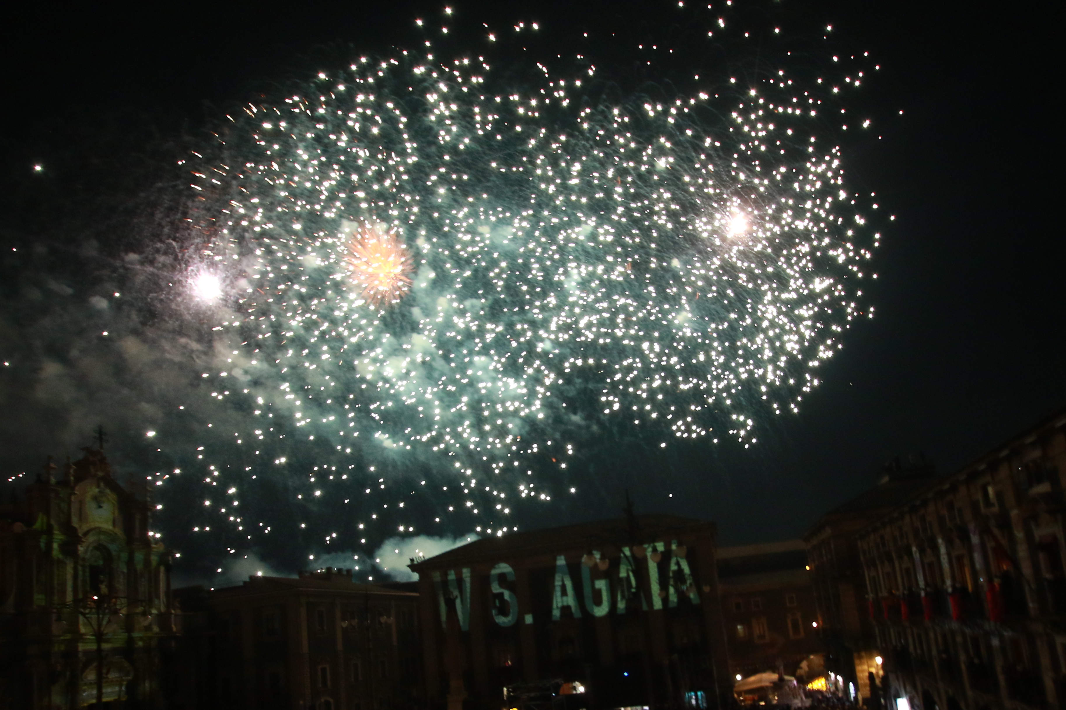 Sant’Agata 2023, lo spettacolo dei fuochi della “Sira ‘o Tri”: guarda le FOTO