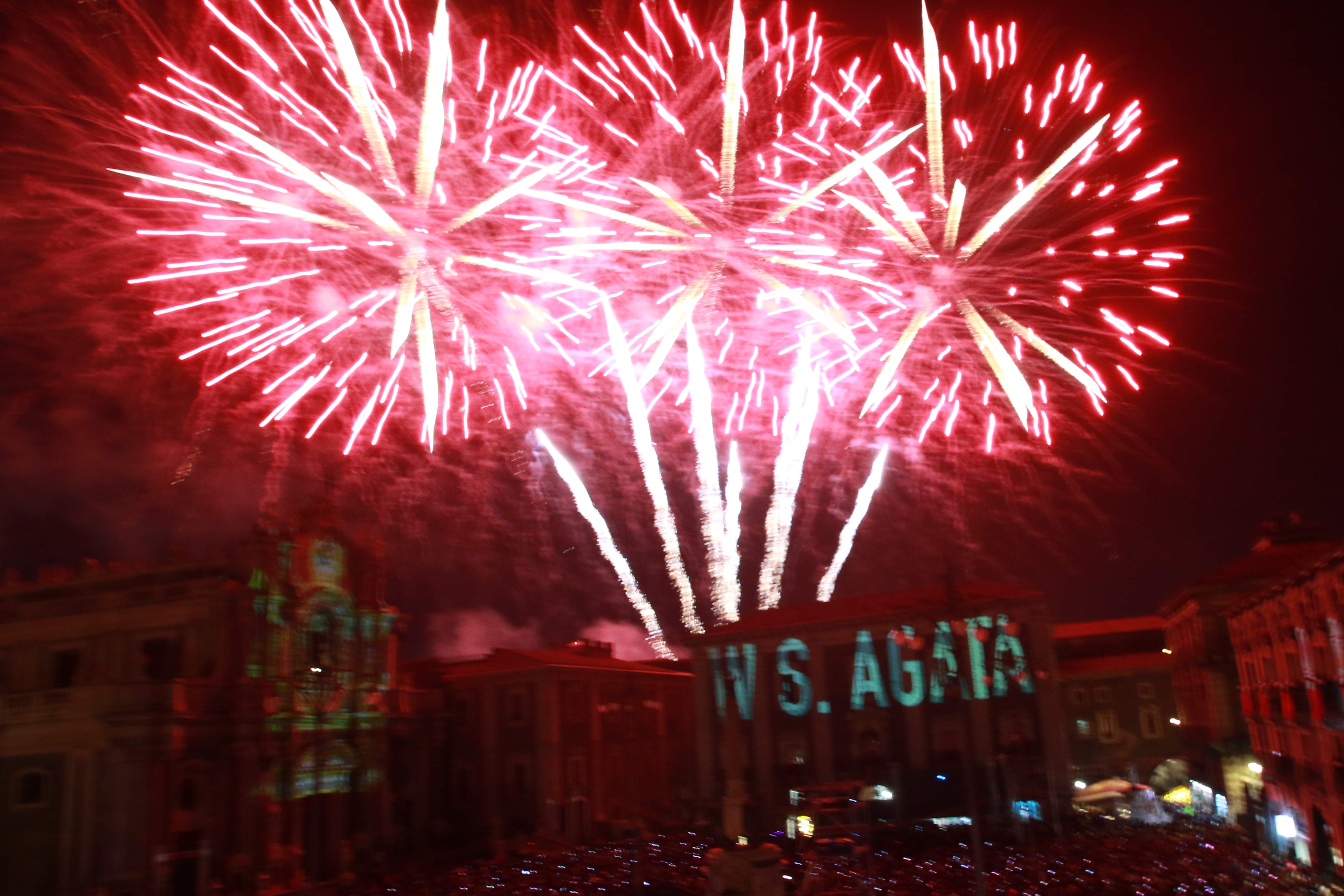 Sant’Agata 2023, lo spettacolo dei fuochi della “Sira ‘o Tri”: guarda le FOTO