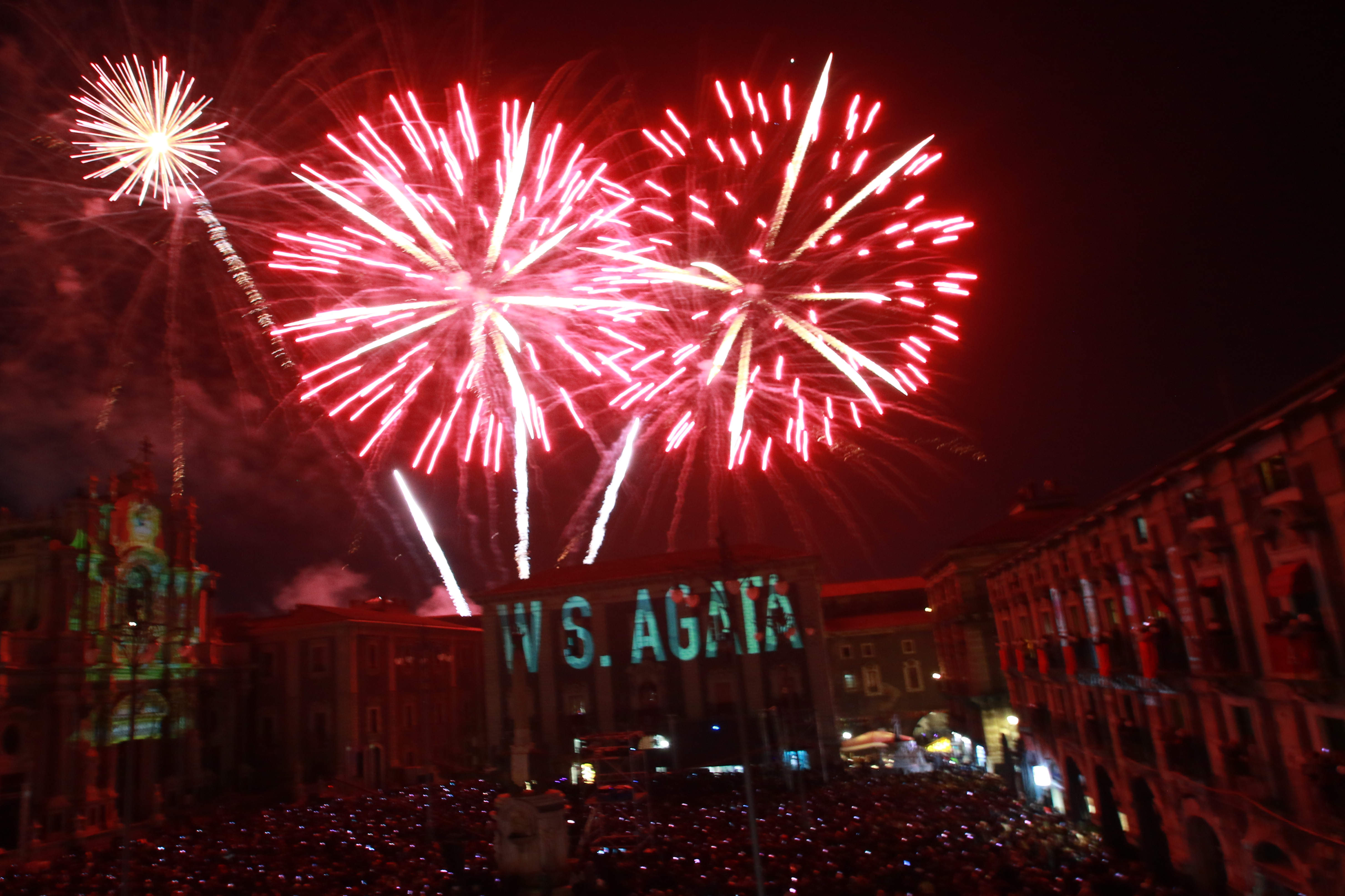 Sant’Agata 2023, lo spettacolo dei fuochi della “Sira ‘o Tri”: guarda le FOTO