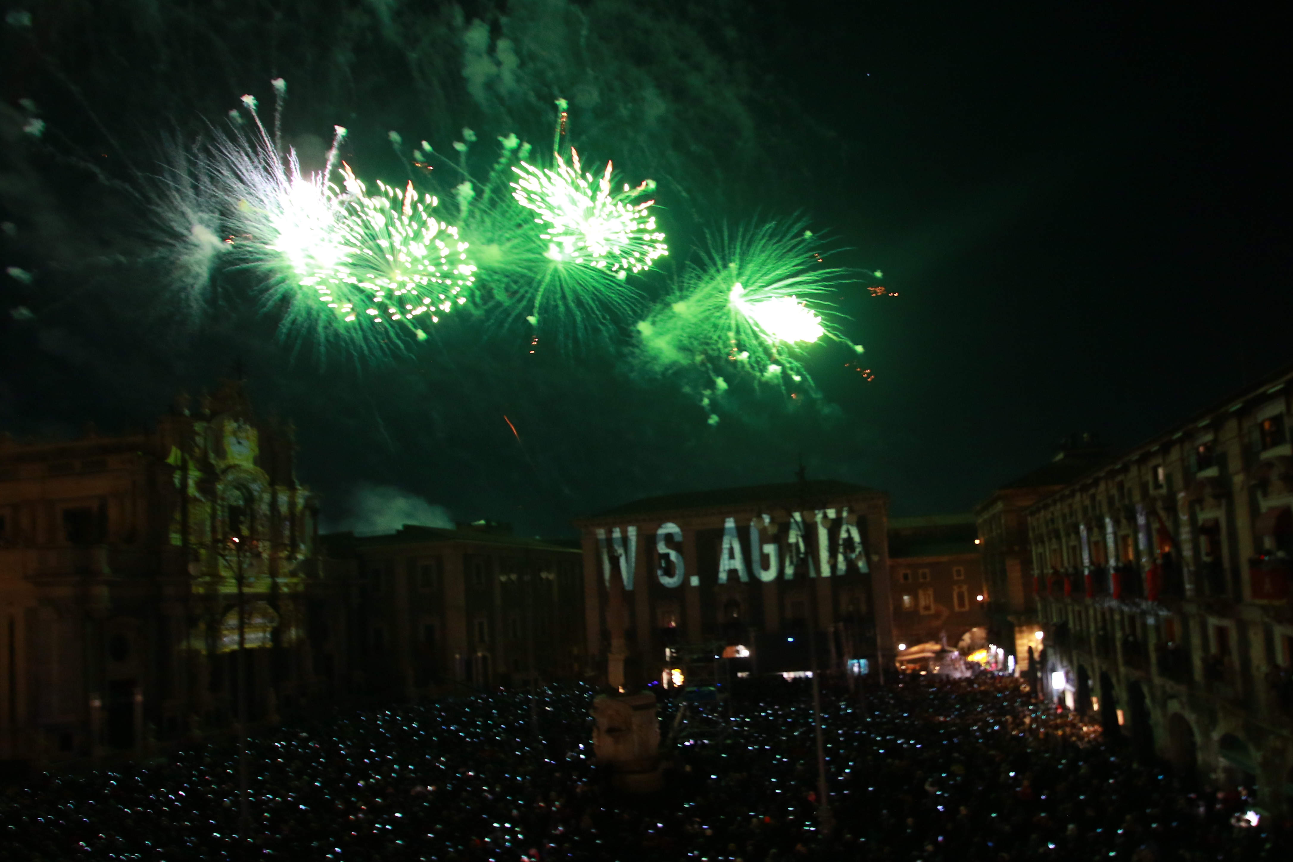 Sant’Agata 2023, lo spettacolo dei fuochi della “Sira ‘o Tri”: guarda le FOTO