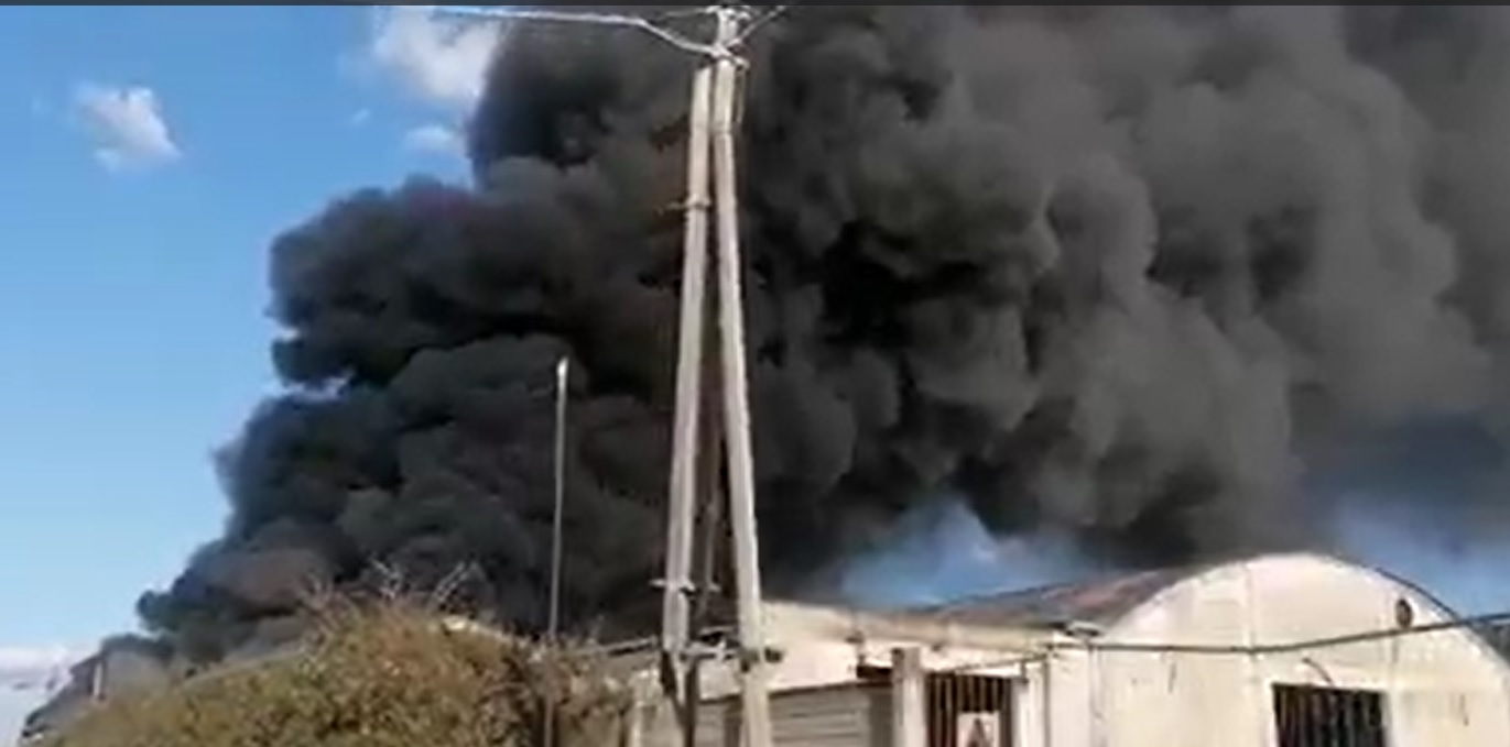 Maxi incendio ad Aprila: le fiamme avvolgono l’ex fabbrica VIDEO