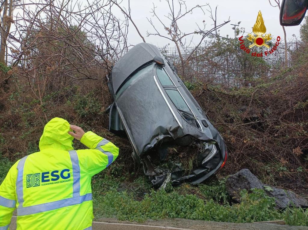 Incidente sulla Messina-Catania: auto sbanda e finisce accartocciata fuori strada