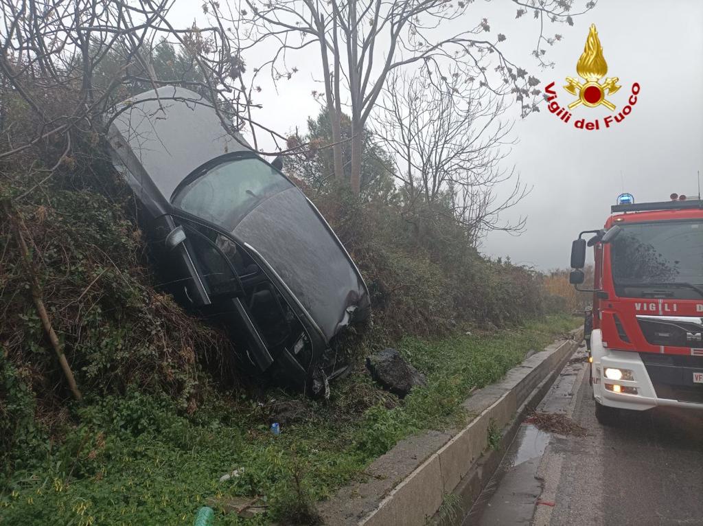Incidente sulla Messina-Catania: auto sbanda e finisce accartocciata fuori strada