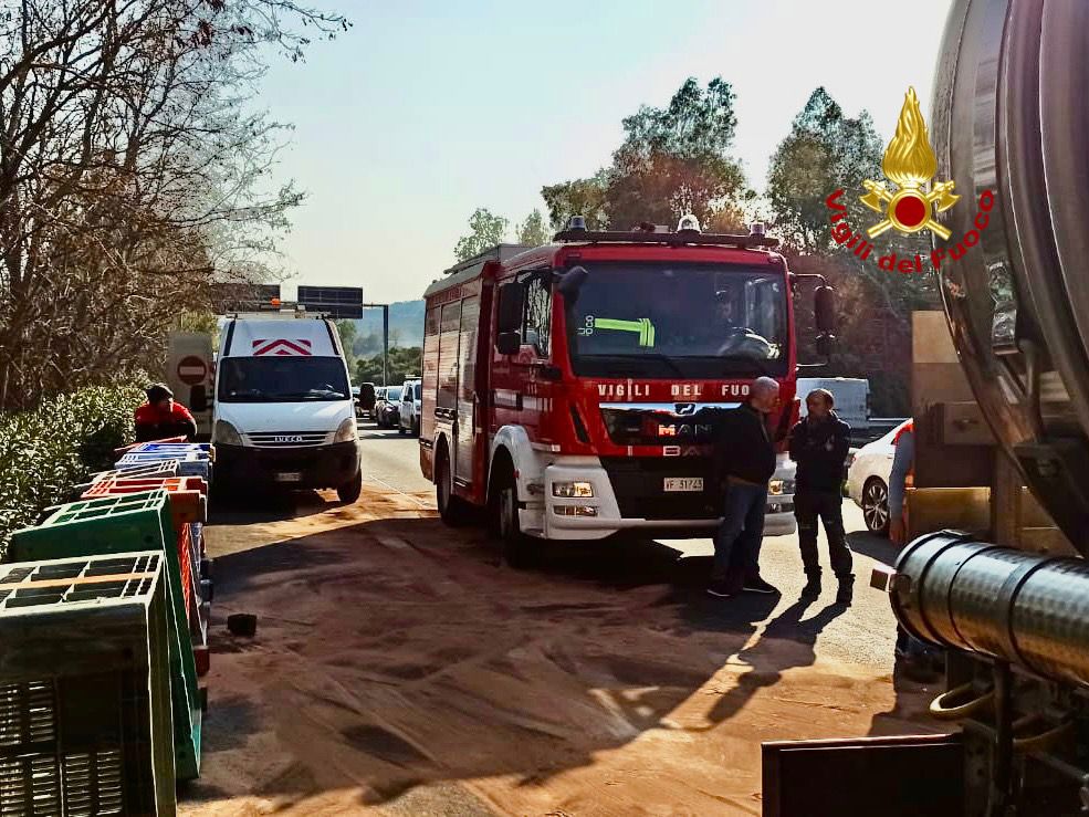 Scontro tra due Tir sulla A18, traffico in tilt e ferito grave dopo l’incidente