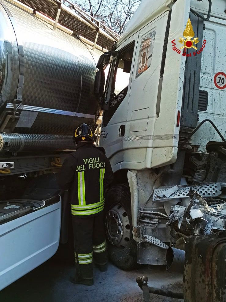 Scontro tra due Tir sulla A18, traffico in tilt e ferito grave dopo l’incidente
