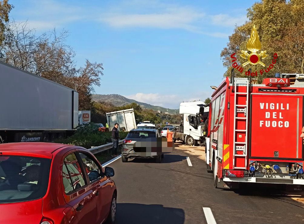 Scontro tra due Tir sulla A18, traffico in tilt e ferito grave dopo l’incidente