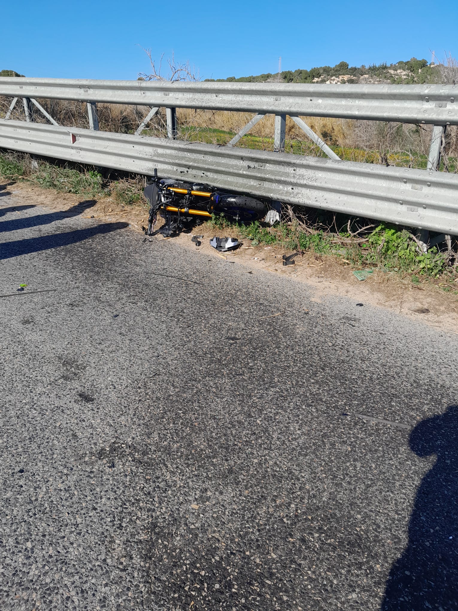 Tragedia a Vittoria: centauro si scontra con auto e precipita da un ponte Tragedia a Vittoria: centauro si scontra con auto e precipita da un ponte