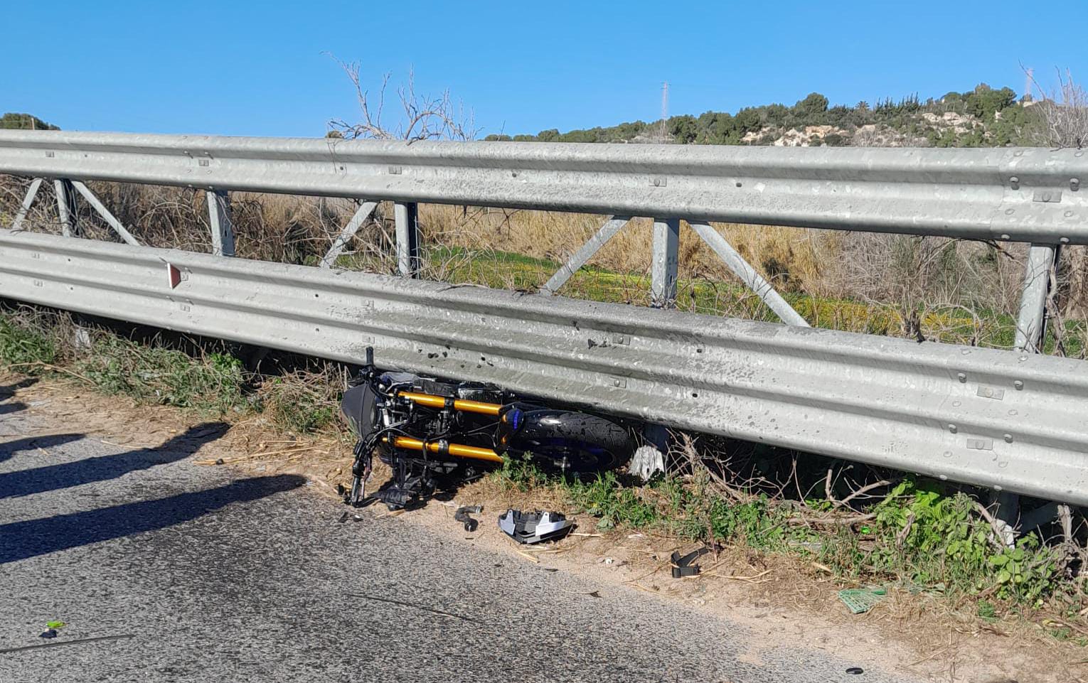 Tragedia a Vittoria: centauro si scontra con auto e precipita da un ponte