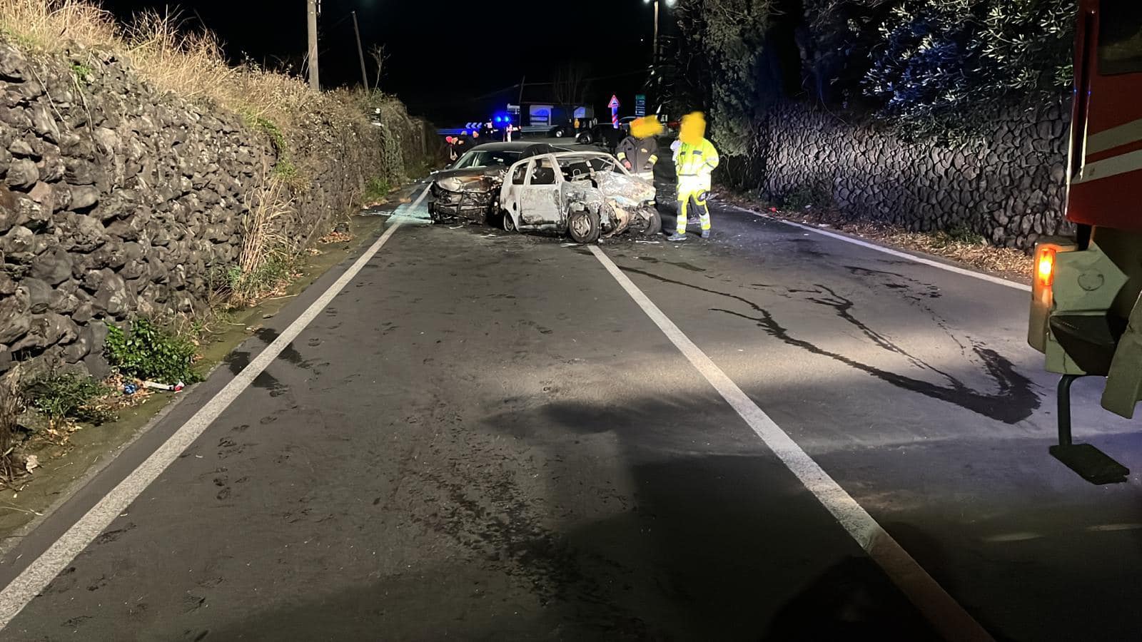 Tragico incidente nel Catanese, lo scontro e l’incendio: due vittime