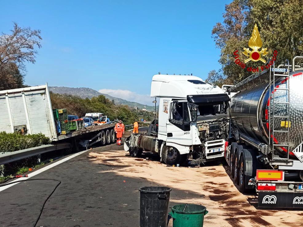 Scontro tra due Tir sulla A18, traffico in tilt e ferito grave dopo l’incidente