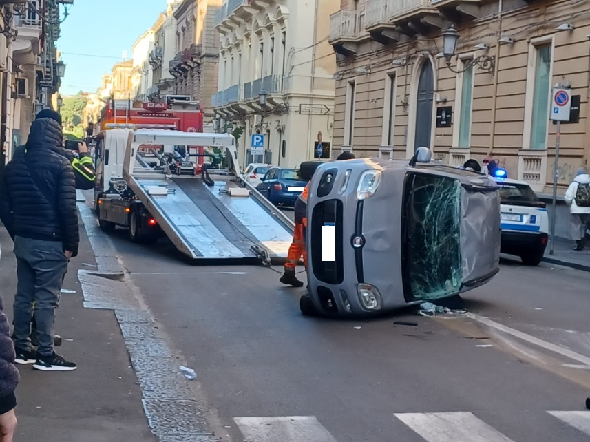 Paura a Catania, auto si ribalta in via Umberto: traffico interrotto Paura a Catania, auto si ribalta in via Umberto: traffico interrotto