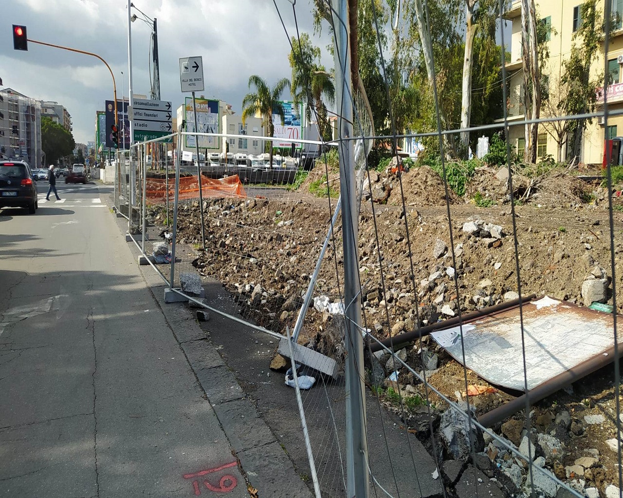 Parcheggio impossibile, il cantiere e le barriere in strada in viale Raffaello Sanzio – FOTO
