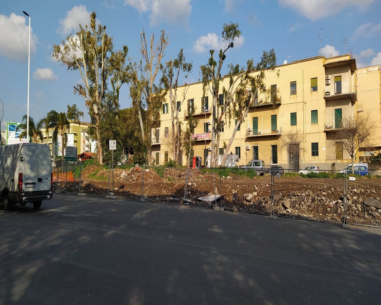 Parcheggio impossibile, il cantiere e le barriere in strada in viale Raffaello Sanzio – FOTO