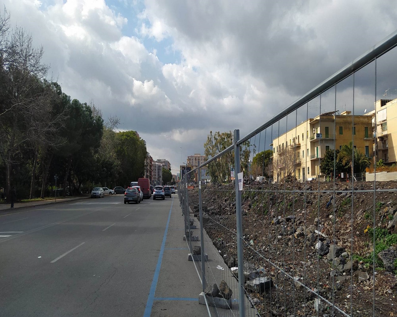 Parcheggio impossibile, il cantiere e le barriere in strada in viale Raffaello Sanzio – FOTO
